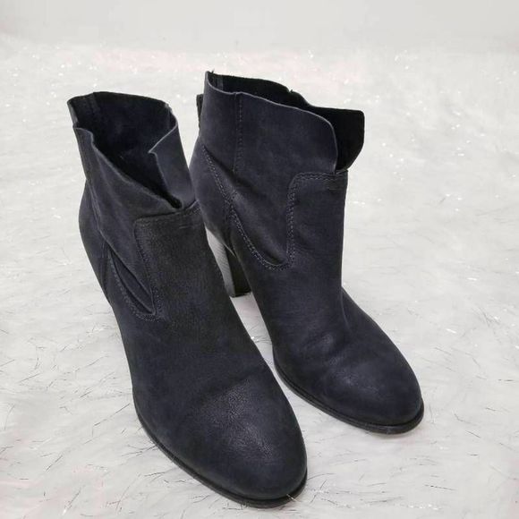 Vince Camuto Feina Ankle Boots Black Leather booties 8.5 M - Picture 1 of 12